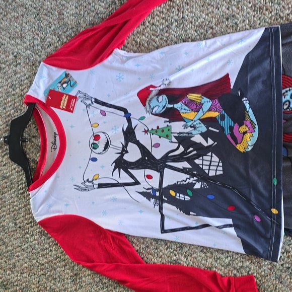 JAMMIES FOR FAMILIES WOMEN'S RED & GRAY NIGHTMARE BEFORE CHRISTMAS PJ SET 12 - Picture 2 of 14